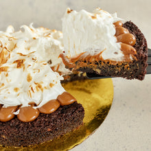 Cargar imagen en el visor de la galería, Brownie con dulce de leche y merengue
