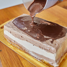 Cargar imagen en el visor de la galería, Cassata helada de menta y chocolate
