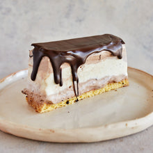 Cargar imagen en el visor de la galería, Cassata helada de menta y chocolate
