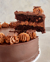 Cargar imagen en el visor de la galería, Torta de chocolate con crema Bariloche
