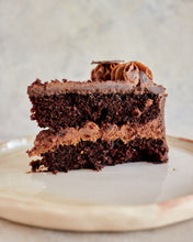 Cargar imagen en el visor de la galería, Torta de chocolate con crema Bariloche
